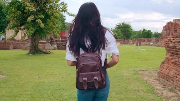 Fröhlich Schöne Junge Asiatische Backpacker Bloggerin Frau Lässig Mit Kamera — Stockvideo