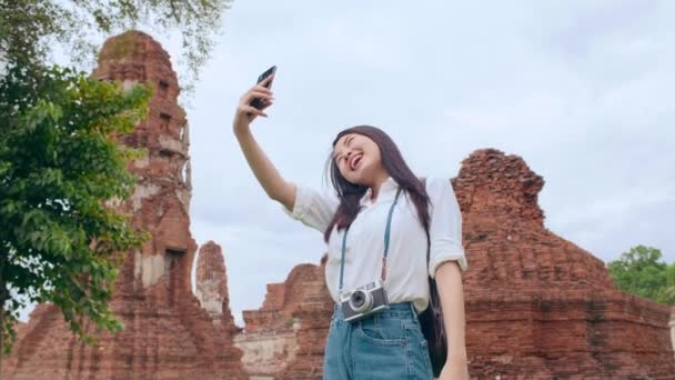 Junge Asiatische Backpacker Bloggerin Frau Lässig Selfie Videoanruf Auf Handy — Stockvideo
