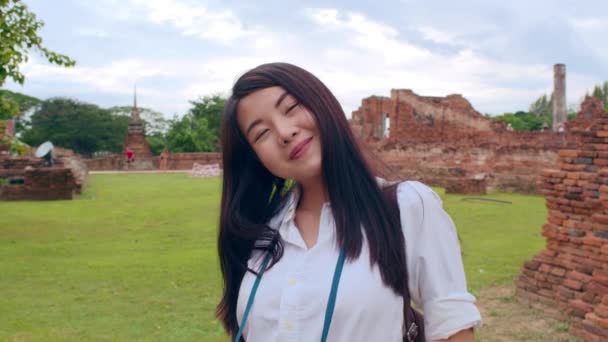 Fröhlich Schöne Junge Asiatische Backpacker Bloggerin Frau Lässig Mit Kamera — Stockvideo