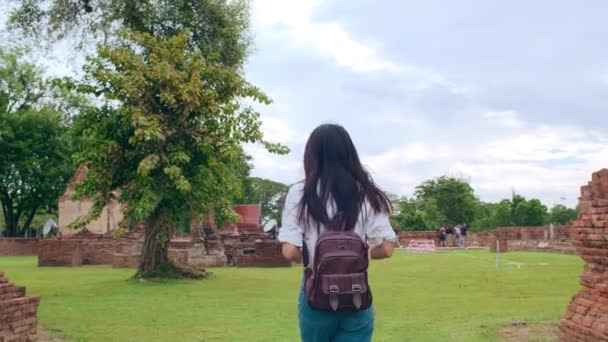 Neşeli Güzel Asyalı Sırt Çantalı Blog Yazarı Gündelik Bir Kadın — Stok video