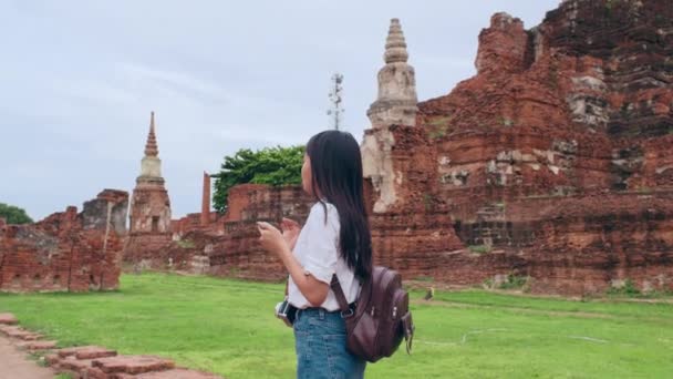 Veselý Krásný Mladý Asijský Batohem Blogger Žena Ležérní Kamerou Pohled — Stock video