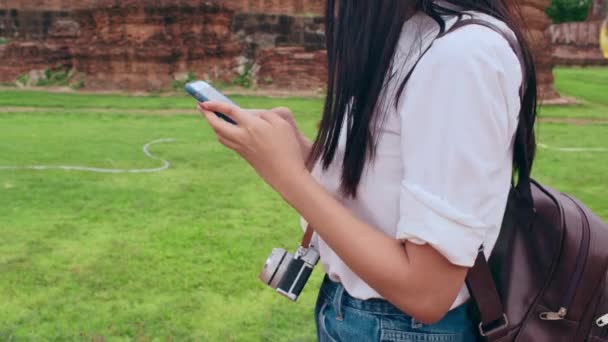 Κοντινό Πλάνο Νεαρή Ασιάτης Backpacker Blogger Γυναίκα Casual Κάμερα Ματιά — Αρχείο Βίντεο