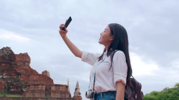 Joven Mochilero Asiático Blogger Mujer Casual Tomar Selfie Videollamada Teléfono — Vídeo de stock