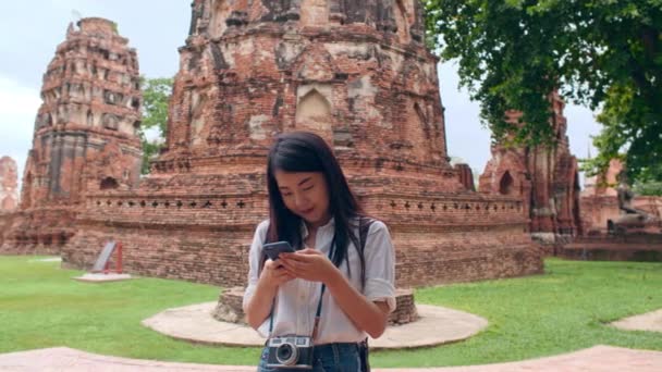 Alegre Bela Jovem Asiático Mochileiro Blogger Mulher Casual Com Câmera — Vídeo de Stock
