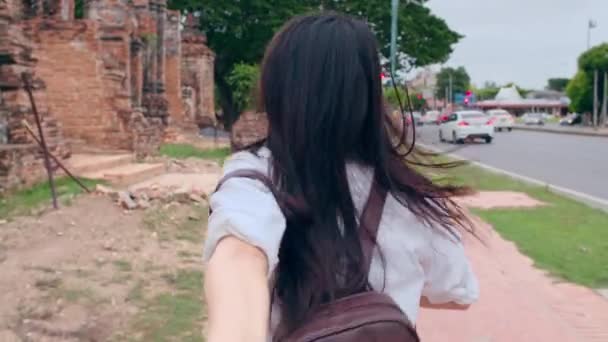 Close Young Asian Backpacker Blogger Woman Hold Camera Hold Boyfriend — Stock Video