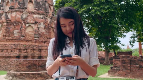 Wanita Bloger Backpacker Asia Muda Yang Ceria Dan Santai Dengan — Stok Video