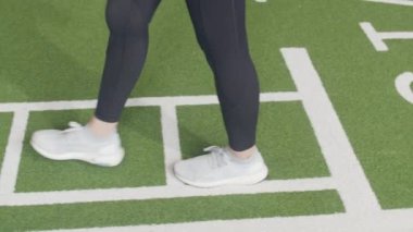 Spor kıyafetleri ve spor ayakkabıları olan Asyalı sağlıklı bir kadın spor salonuna beden eğitimi, beden eğitimi, spor ve sağlıklı yaşam tarzı konsepti eğitimi için gelir..