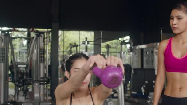 Aziatische Dame Personal Trainer Focus Lichaamsgewicht Training Squat Met Zware — Stockvideo