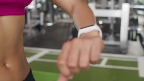 Mutlu Asyalı Sağlıklı Sporcu Kadın Akıllı Cihaz Takıyor Kalp Atış — Stok video