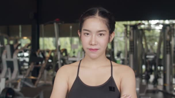 Ευτυχισμένη Ασίας Υγιή Εκπαιδευτή Αθλητική Γυναίκα Αθλητικό Χαμόγελο Κοιτάζοντας Κάμερα — Αρχείο Βίντεο