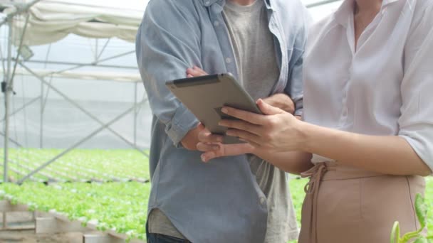 Junge Asiatische Bäuerin Hält Tablet Show Ihres Biobauernhofs Hispanischen Mann — Stockvideo