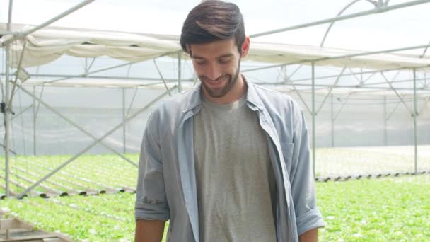 温室内の品質標準有機農場でカメラを見て若いヒスパニック系実業家の農家 新しいファームイノベーション技術コンセプト — ストック動画