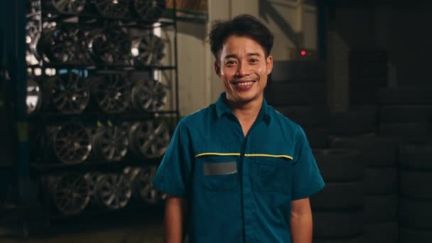 Profesjonalny Mechanik Samochodowy Patrzący Kamerę Uśmiechający Się Stacji Napraw Zręczny — Wideo stockowe