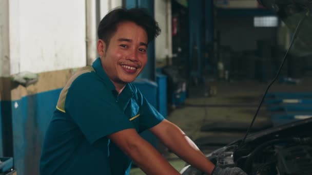 Profesional Mecánico Automóviles Mirando Cámara Sonriendo Estación Servicio Reparación Hábil — Vídeo de stock