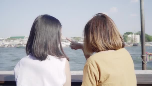Young Asian Women Close Friend Tourist Casual Enjoy Talking Gossip — Stock Video