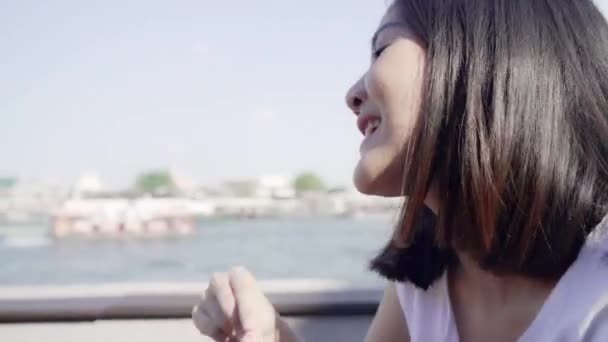 Młoda Azjatka Blogger Turysta Casual Cieszyć Się Rozmowy Przyjaciółmi Przed — Wideo stockowe