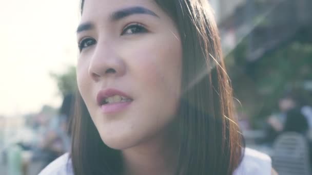 Jonge Aziatische Vrouw Blogger Toerist Met Casual Blik Voorkant Van — Stockvideo