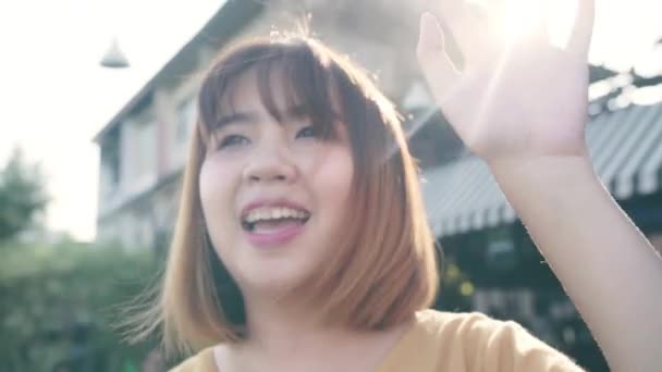 Giovane Donna Asiatica Blogger Mano Turistica Fino Dire Ciao Addio — Video Stock