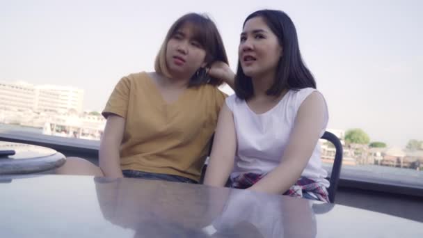 Young Asian Women Close Friend Tourist Casual Enjoy Talking Gossip — Stock Video