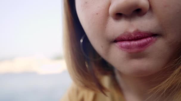 Обличчя Молодої Азіатки Яка Полюбляє Їсти Чорнильними Чізкейками Столі Розмовляє — стокове відео