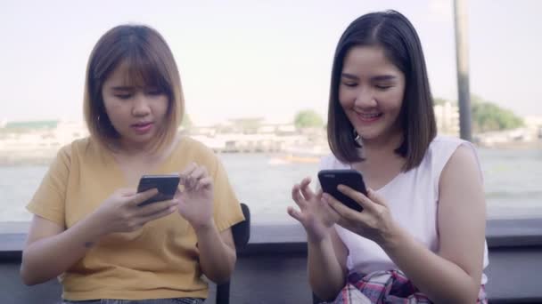 Młode Azjatki Bliski Przyjaciel Turysta Casual Cieszyć Się Smartfona Akcji — Wideo stockowe