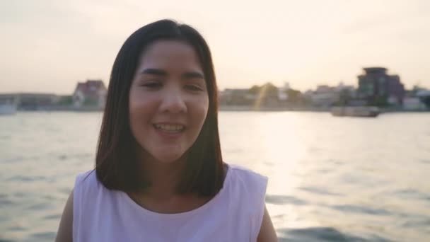 Heureuse Jeune Femme Asiatique Blogueuse Touristique Avec Style Décontracté Regardant — Video