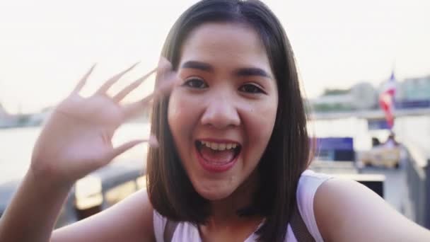 Счастливая Молодая Азиатская Женщина Блоггер Турист Случайным Стиль Глядя Камеру — стоковое видео