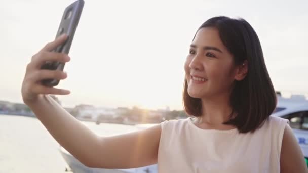 일상적 스타일의 스마트폰을 사용하는 아시아 블로거 가셀피를 데리고 도시에 카페의 — 비디오