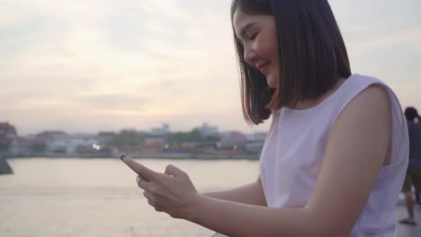 Feliz Joven Mujer Asiática Blogger Turista Con Estilo Casual Mantenga — Vídeos de Stock