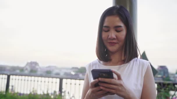 Ευτυχισμένη Νεαρή Ασιάτισσα Blogger Τουρίστρια Casual Στυλ Κρατήσει Smartphone Ματιά — Αρχείο Βίντεο