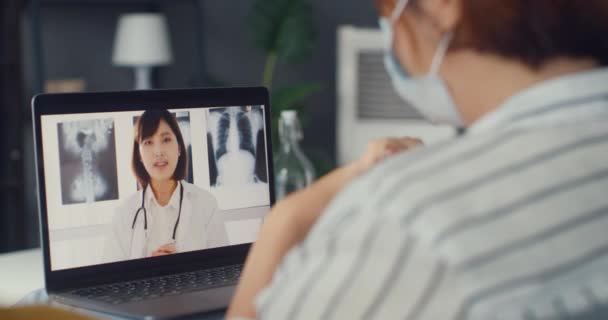 Junge Asiatinnen Tragen Schutzmasken Mit Laptop Gespräch Über Krankheiten Videogesprächen — Stockvideo