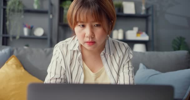 Freelance Ásia Cara Casual Desgaste Usando Laptop Aprendizagem Line Sala — Vídeo de Stock
