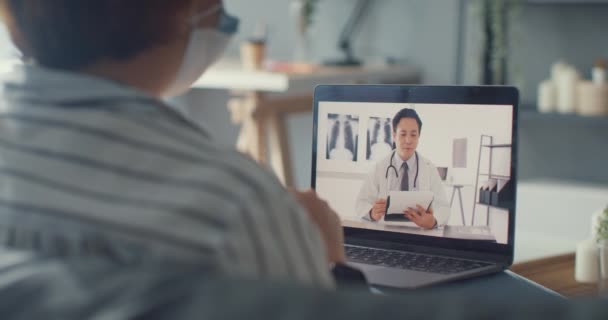 Junge Asiatinnen Die Ihren Laptop Benutzen Sprechen Einer Videokonferenzschaltung Mit — Stockvideo