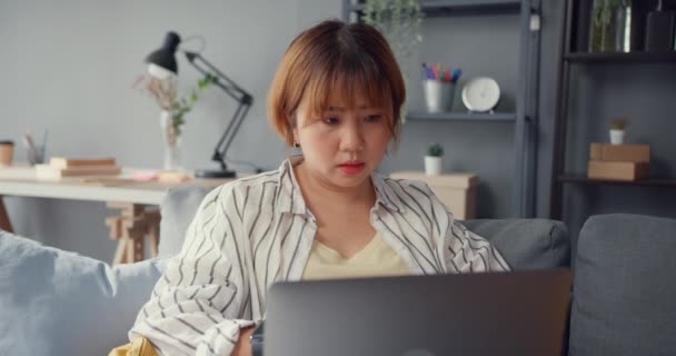 Freelance Ásia Senhora Sentir Dor Cabeça Enquanto Sentado Sofá Com — Vídeo de Stock