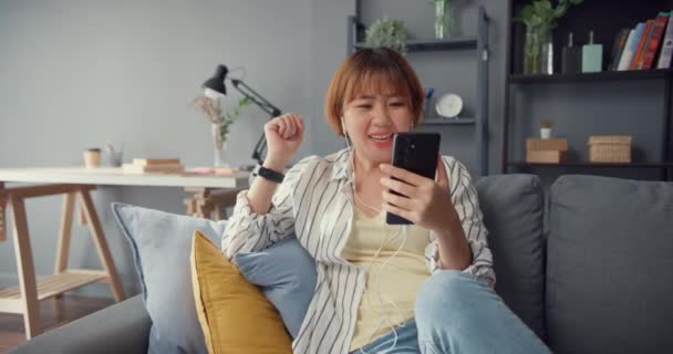 Joven Mujer Asia Usando Teléfono Inteligente Videollamada Hablar Con Familia — Vídeo de stock