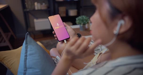 Joven Atractiva Mujer Asia Usar Auriculares Usando Teléfono Escuchar Podcast — Vídeos de Stock