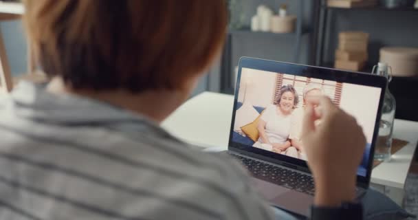 Rapariga Ásia Usando Laptop Vídeo Chamada Reunião Conversar Com Pai — Vídeo de Stock