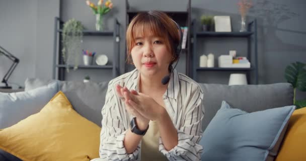 亚洲女商人在客厅工作时 用笔记本电脑和同事们谈论视频通话中的计划 远离工作场所 与他人保持距离 以预防感染电晕病毒 — 图库视频影像