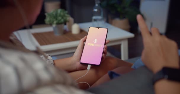 Jovem Atraente Ásia Senhora Usar Fones Ouvido Usando Telefone Ouvir — Vídeo de Stock