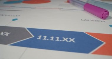 Serbest çalışan iş adamlarının el yazıları, mali ve analiz raporları içeren grafikler üzerine el yazıları. Araştırma genel bakış etkinliği, beyin fırtınası takım çalışması konsepti.