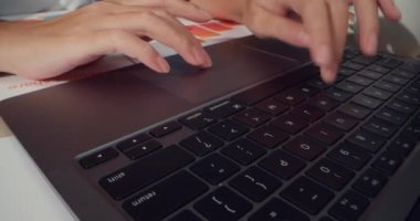 Yakın plan Asyalı bayan serbest finans grafiği çizelgesine odaklan evdeki şirketle uzaktan görüşme için telefon et. Kız öğrenci evde internetten öğreniyor, ev konseptiyle çalışıyor..