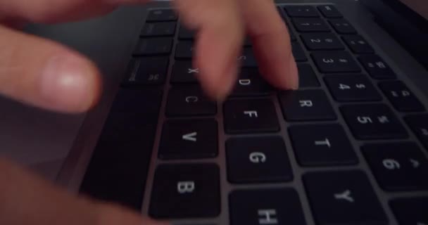 Close Freelance Młoda Azjatycka Bizneswoman Ręce Wpisując Klawiaturze Komputera Laptopa — Wideo stockowe