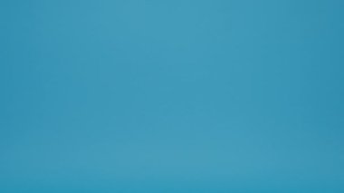 Genç bir kadın, mavi arka planda paket servis için kahverengi, boş, boş el işi kağıt torbası yiyeceğini tutuyor. Reklam metni için boşluk kopyala. Reklam alanı, tanıtım içeriğini düzenle.