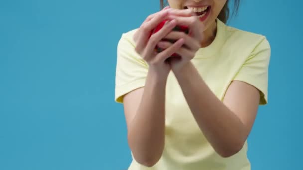 Giovane Ragazza Asiatica Sorriso Ricevere Scatola Presente Isolato Sfondo Blu — Video Stock