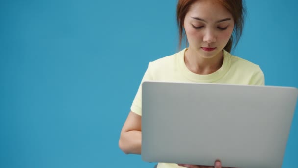 인터넷에서 노트북 주문을 쇼핑하는 소녀는 배경에 고립되어 있습니다 문자를 광고를 — 비디오