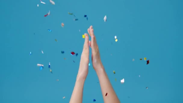 Mladá Dívka Ukázat Ruku Tleskání Potlesk Pod Konfety Deště Slaví — Stock video
