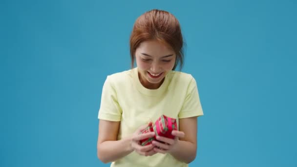 Young Asia Girl Smile Receiving Present Box Isolated Blue Background — Stock Video