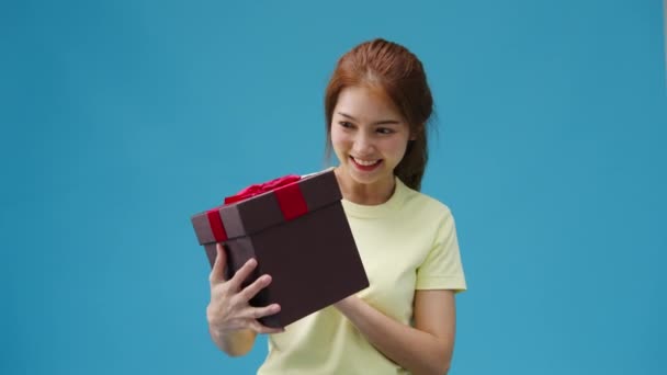 Young Asia Girl Smile Holding Opened Present Box Isolated Blue — Stock Video