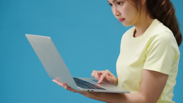 Junges Mädchen Das Online Mit Laptop Und Zahlungsauftrag Online Einkauft — Stockvideo