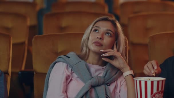 Attraktive Fröhliche Junge Kaukasierin Die Horrorfilme Kino Anschaut Lifestyle Unterhaltungskonzept — Stockvideo